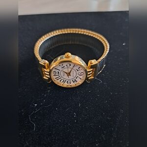 Sharp Quartz watch with stretch band.Gold color